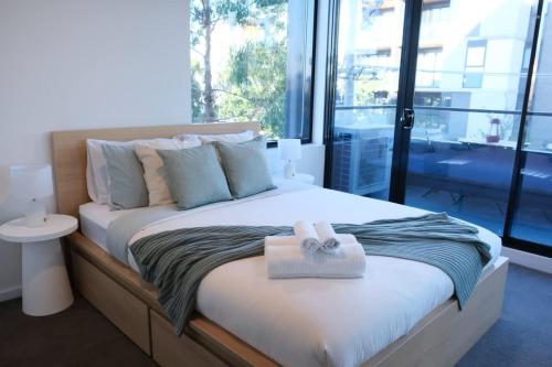 Executive Stay Quiet 2BR 2BA Study Tram at Door Secure Parking in Balwyn