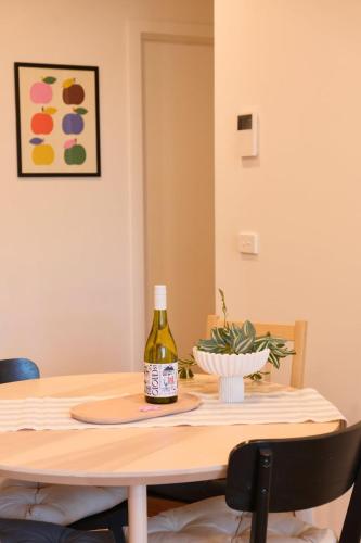 Executive Stay Quiet 2BR 2BA Study Tram at Door Secure Parking in Balwyn