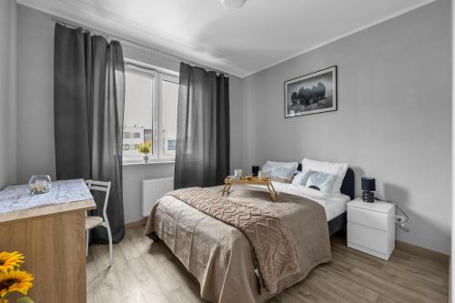 Modern 1BR in Bemowo - Parking & Workspace - by Rentujemy – khách sạn tại Chrzanów