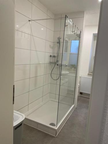 淋浴間, 6-Personen Apartment mit großem Parkplatz, Küche & WLAN ideal für Monteure und Familien (6-Personen Apartment mit großem Parkplatz, Kuche & WLAN ideal fur Monteure und Familien) in 格羅爾茨霍芬