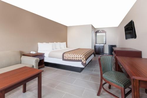 Deluxe Inn Denton - image 4
