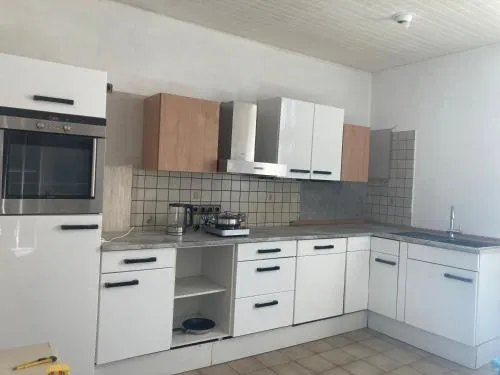 Geräumiges ganzes Apartment 90 m Zwei Schlafzimmer Wlan Privat Parkplatz große Küche mit Essbereich Badewanne Waschmaschine Spülmaschine gesamte Unterkunft gehört Ihnen in Duisburg, Deutschland