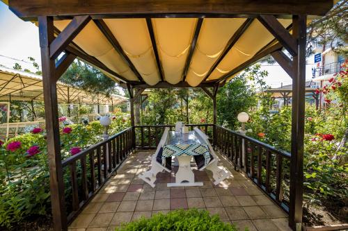 Dārzs, Pension Casa Margo 2 Mai in 2 Mai