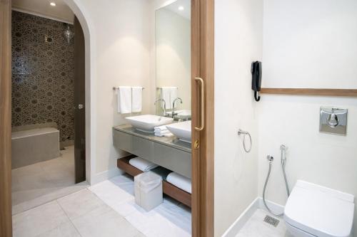 Suite, junior, king, city view, 4 beds