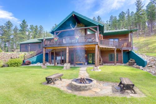 Black Hills Cabin: Hot Tub, Game Room & Deck – khách sạn tại Bắc Custer
