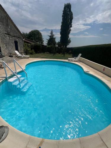 Peldbaseins, Detached rural Barn with private pool in Saint-Aubin-de-Cadelech