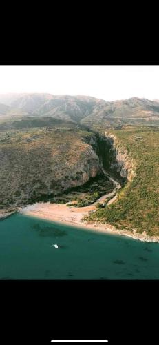 George Hotel Rooms&Suites – Himarë, CA