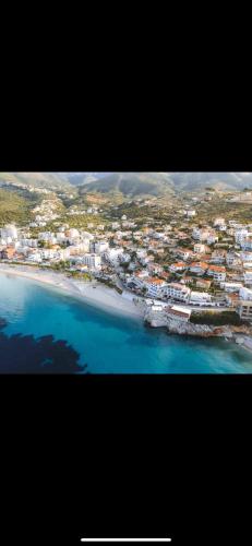 George Hotel Rooms&Suites – Himarë, CA