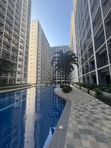 Mitch serene shore, Metro Manila