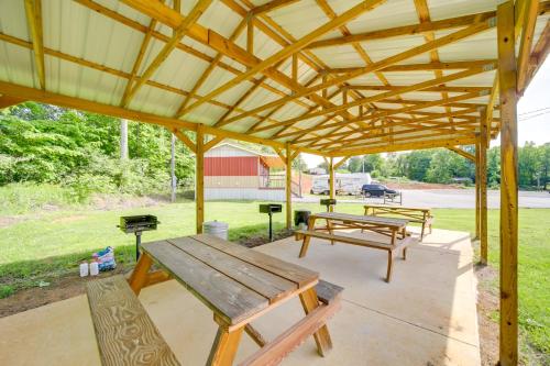 Cozy Cabin in the Smokies - Great for Couples! in Newport, USA