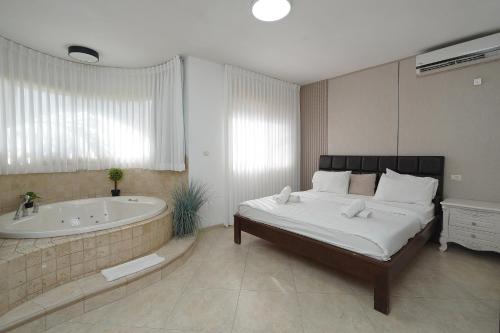 Private jacuzzi suite rosh pina in روش بينا سيتي سنتر