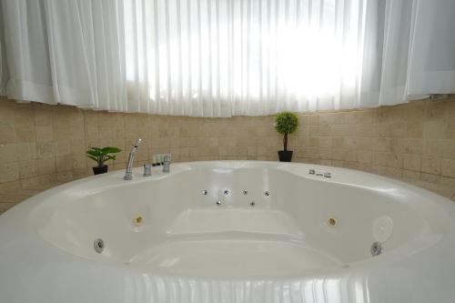 Private jacuzzi suite rosh pina in روش بينا سيتي سنتر