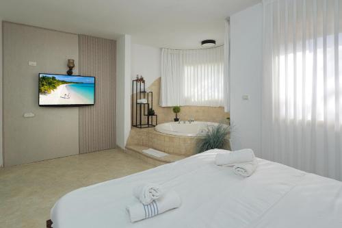 Private jacuzzi suite rosh pina in روش بينا سيتي سنتر