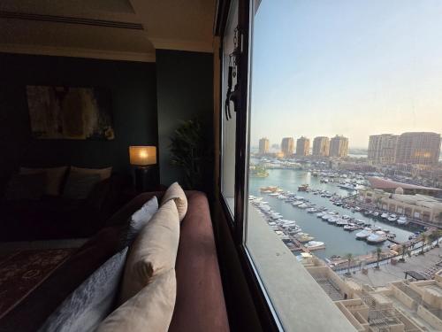 BlueHorizon In Pearl, 2BR with city & sea view 1304 – khách sạn tại The Pearl