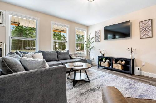 Pleasant River 3 bed | 2 bath, Hot Tub in Bethel (ME)