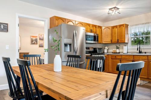 Pleasant River 3 bed | 2 bath, Hot Tub in Bethel (ME)