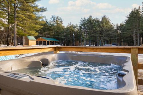 Pleasant River 3 bed | 2 bath, Hot Tub in Bethel (ME)