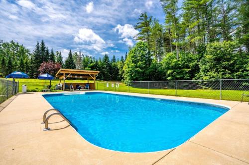 Pleasant River 3 bed | 2 bath, Hot Tub in Bethel (ME)