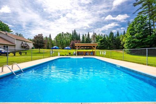 Pleasant River 3 bed | 2 bath, Hot Tub in Bethel (ME)