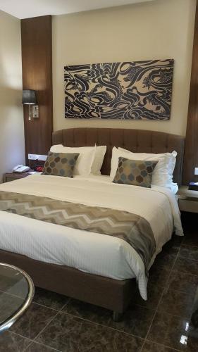 Executive Suite image 8