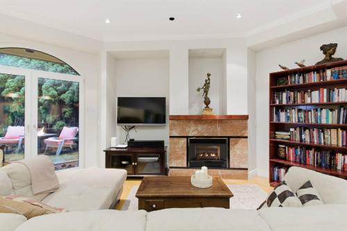 Entire Spanish Style Villa 5 Bedrooms near Ocean – khách sạn tại Tây Vancouver