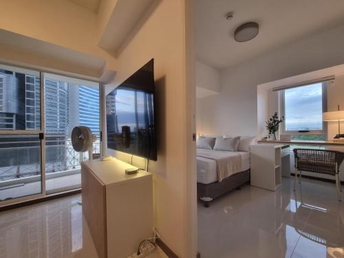 Executive Suite, City Skyline near Solaire & MRT 4