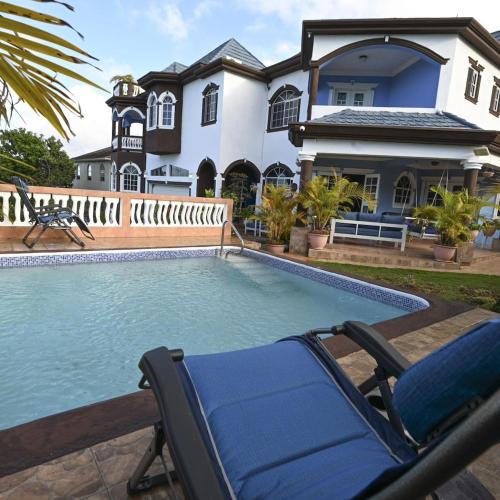 Dr Doc's Family Lodge with Pool – khách sạn tại Hatfield
