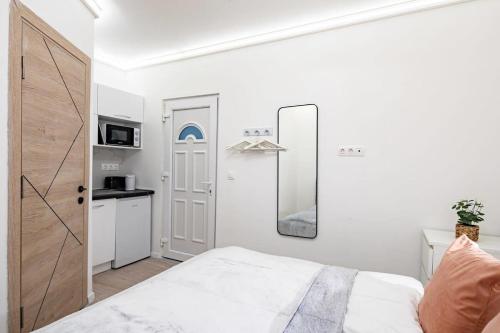 Ultra Central - NEW - Mini Studio - image 4