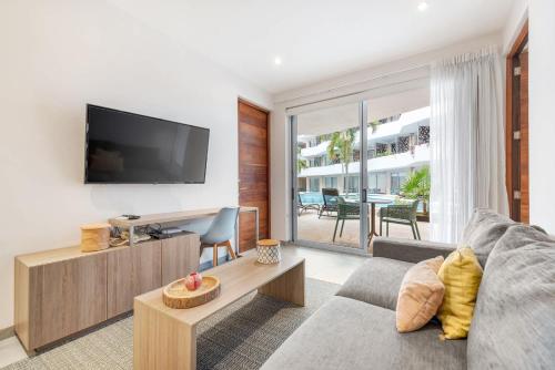 Swim-up 1-bedroom apartment