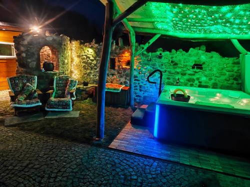 花園, Ferienhaus Hotzenplotz all inklusive mit Ihrem Privaten Whirlpool & Sauna direkt am Fluss Mandau - a in 貝茨多夫-赫尼茨