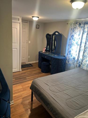 Grove 3- King Bed with Private Bathroom in Irvington (NJ)