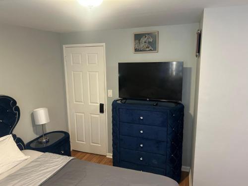 Grove 3- King Bed with Private Bathroom in Irvington (NJ)