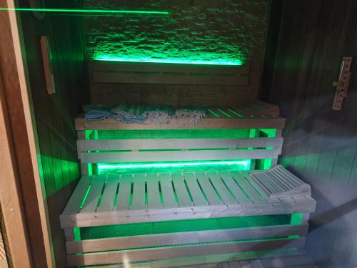 桑拿, Ferienhaus Hotzenplotz all inklusive mit Ihrem Privaten Whirlpool & Sauna direkt am Fluss Mandau - a in 貝茨多夫-赫尼茨