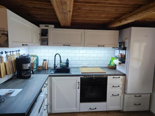 廚房, Ferienhaus Hotzenplotz all inklusive mit Ihrem Privaten Whirlpool & Sauna direkt am Fluss Mandau - a in 貝茨多夫-赫尼茨