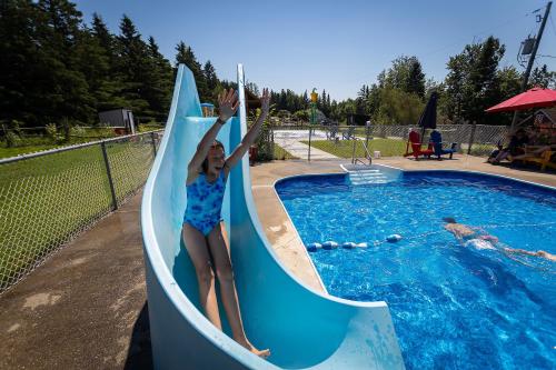 泳池, Camping de la Rivière Nicolet (Camping de la Riviere Nicolet) in 亞斯比斯圖斯 (QC)