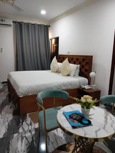 First HR Hotel in 布林布林