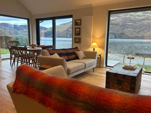Torran Cottage, Lochside Home near Skye in Letterfearn