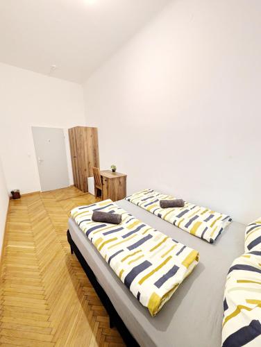 Spacious Rooms - 15 Min from Airport & City Center, 5 Min from Vienna Main-Bus Station EZ7 in 11. kerület - Simmering