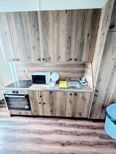Spacious Rooms - 15 Min from Airport & City Center, 5 Min from Vienna Main-Bus Station EZ7 in 11. kerület - Simmering