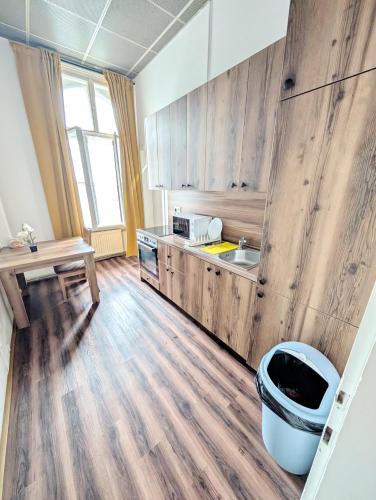 Spacious Rooms - 15 Min from Airport & City Center, 5 Min from Vienna Main-Bus Station EZ7 in 11. kerület - Simmering