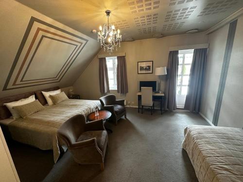 1 double bed, 1 twin bed