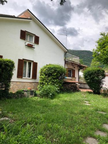 Una casa ospitale con giardino