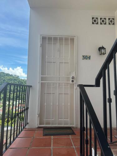 Apartment 304 - image 4