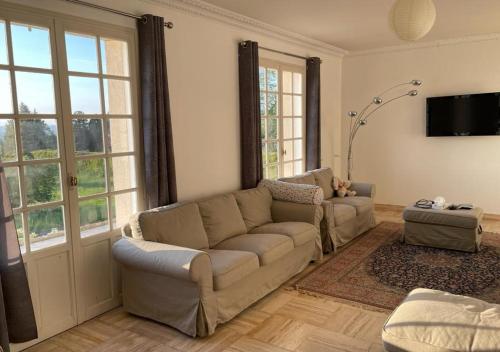 Spacious Two-Bedroom Guest Suite in Large Village Home in Ле Тейоль