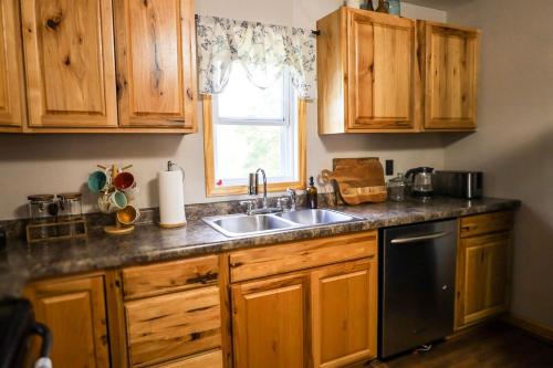 virtuve, On Main Street 1 mile from Jacks Fork River in Mountain View (MO)