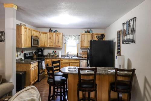 Iekārtas, On Main Street 1 mile from Jacks Fork River in Mountain View (MO)