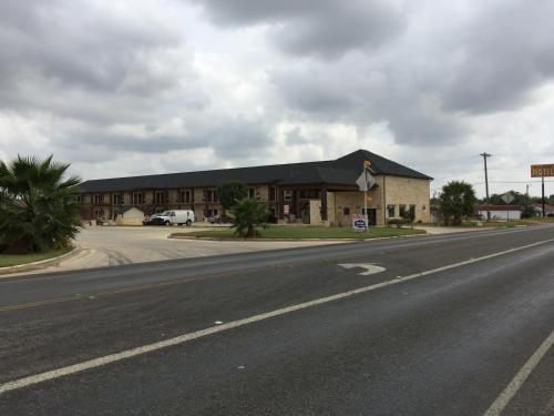 Pearsall Inn and Suites - 숙소 외관