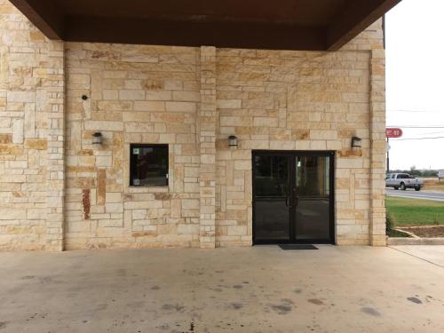 Pearsall Inn and Suites - 출입구