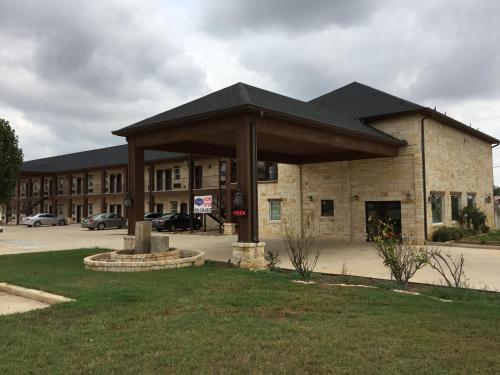 Pearsall Inn and Suites 3