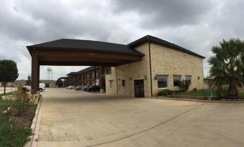 Pearsall Inn and Suites